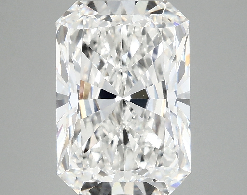 4.1ct Radiant E VVS2 IGI-certified lab-grown diamond